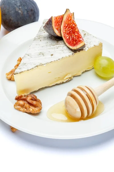 伝統的なフランスのブリーチーズと白い背景の上に蜂蜜 — ストック写真