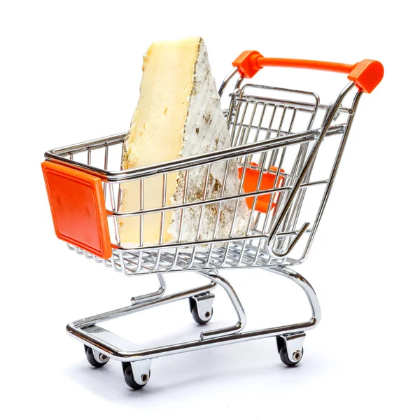 Традиционный французский сыр бри в корзине покупок на белом фоне — стоковое фото