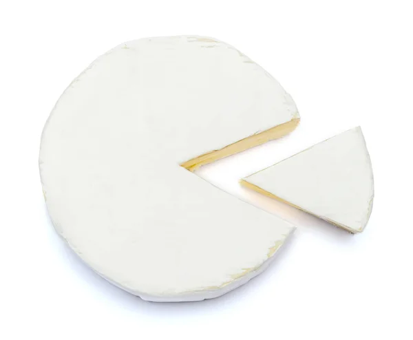 Queijo brie ou camambert redondo sobre fundo branco — Fotografia de Stock