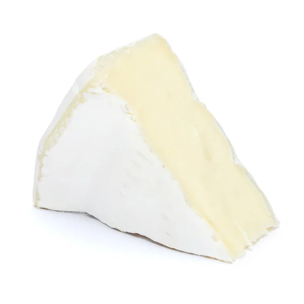 Trozo de queso brie o camambert sobre un fondo blanco —  Fotos de Stock