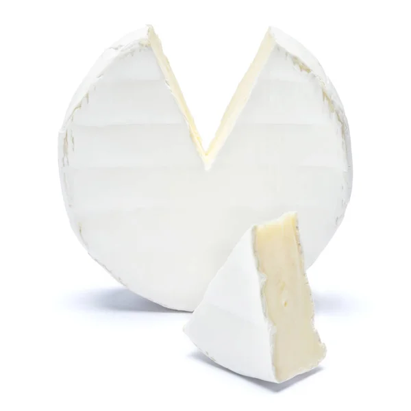 Στρογγυλή brie ή τυρί camambert σε λευκό φόντο — Φωτογραφία Αρχείου