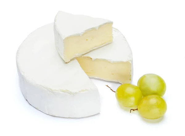 Rund brie eller camambert ost på en vit bakgrund — Stockfoto