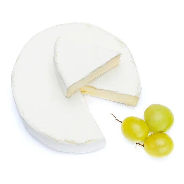 Ronde van brie of camambert kaas op een witte achtergrond — Stockfoto