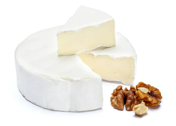 Brie rotondo o formaggio camambert su sfondo bianco — Foto Stock