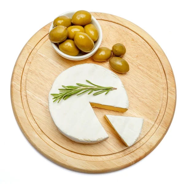 Kolo brie nebo camambert sýr na řezání desky bílé pozadí — Stock fotografie