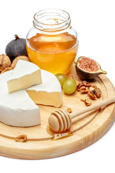 ブリーのラウンドや切削ボード白背景にメンタイコ チーズ — ストック写真