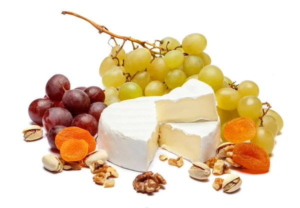 Queijo brie ou camambert redondo e uvas sobre fundo branco — Fotografia de Stock