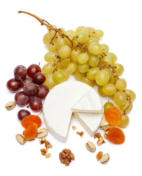 Круглый бри или камамбер сыр и виноград на белом фоне — стоковое фото