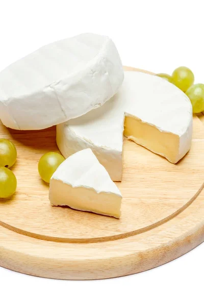 Brie rond ou fromage camambert sur fond blanc planche à découper — Photo