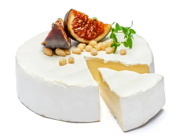 Круглый бри или камамбер сыр на белом фоне — стоковое фото