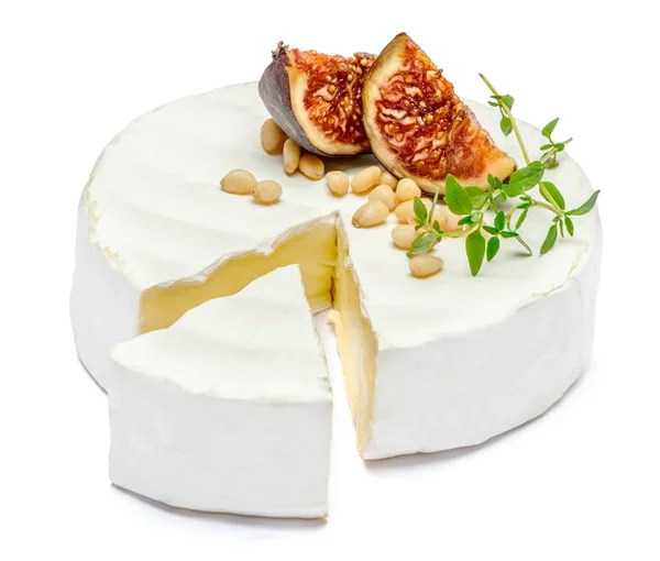 Yuvarlak brie veya camambert peyniri beyaz bir arka plan üzerinde — Stok fotoğraf