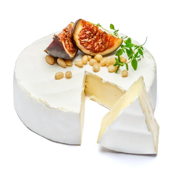 Brie rond ou fromage camambert sur fond blanc — Photo