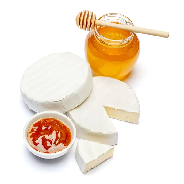 Brie rotondo o formaggio camambert, miele e marmellata su sfondo bianco — Foto Stock