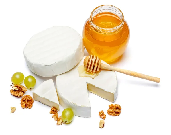 Ronde brie of camambert jam kaas en honing op een witte achtergrond — Stockfoto