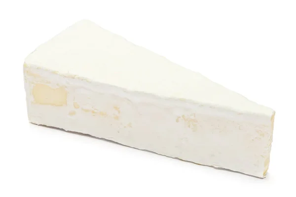 Trozo de queso brie o camambert sobre un fondo blanco — Foto de Stock