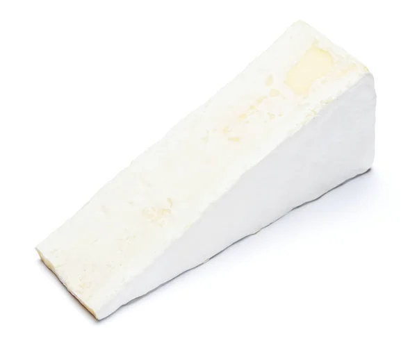 Trozo de queso brie o camambert sobre un fondo blanco — Foto de Stock