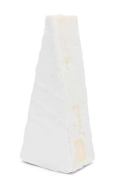 Trozo de queso brie o camambert sobre un fondo blanco — Foto de Stock