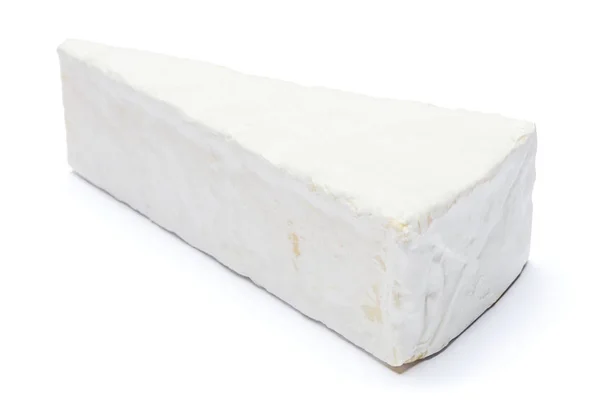 Trozo de queso brie o camambert sobre un fondo blanco —  Fotos de Stock