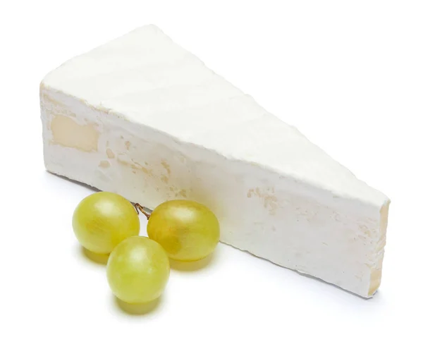 Trozo de queso brie o camambert sobre un fondo blanco — Foto de Stock