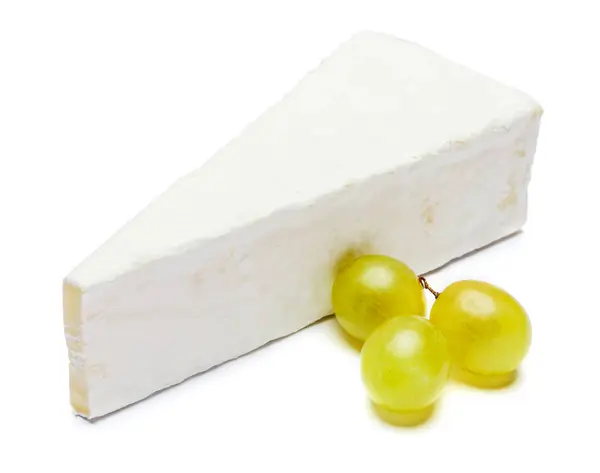 Pedaço de queijo brie ou camambert sobre fundo branco — Fotografia de Stock