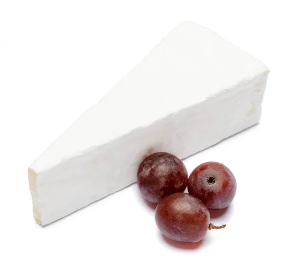 Pedaço de queijo brie ou camambert sobre fundo branco — Fotografia de Stock