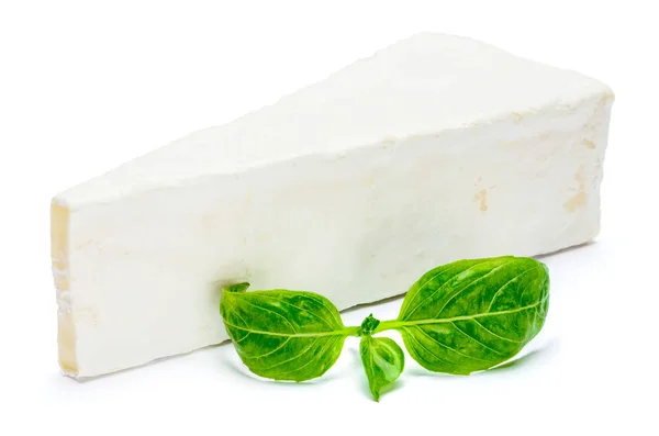 Trozo de queso brie o camambert sobre un fondo blanco — Foto de Stock