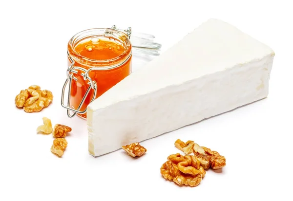 Stukje brie of camambert kaas op een witte achtergrond — Stockfoto