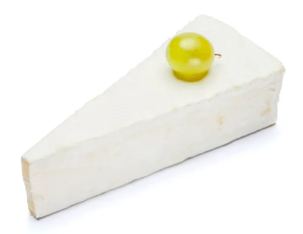 Кусок бри или камамберный сыр на белом фоне — стоковое фото
