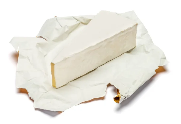 Trozo de queso brie o camambert sobre un fondo blanco —  Fotos de Stock