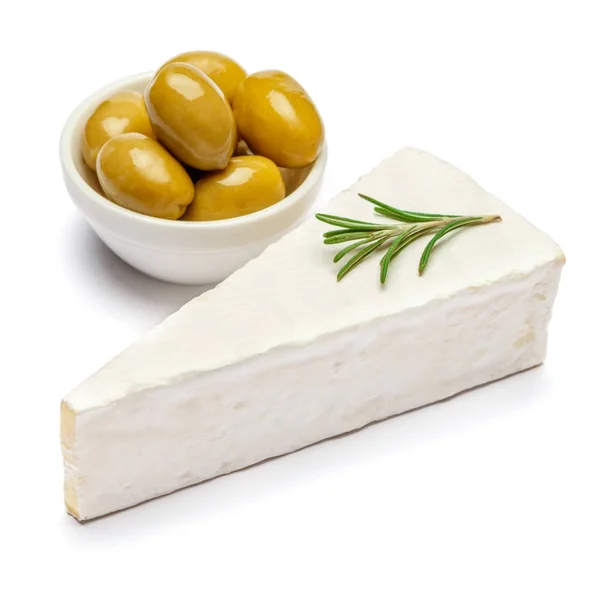 Pedaço de queijo brie ou camambert e azeitonas sobre fundo branco — Fotografia de Stock