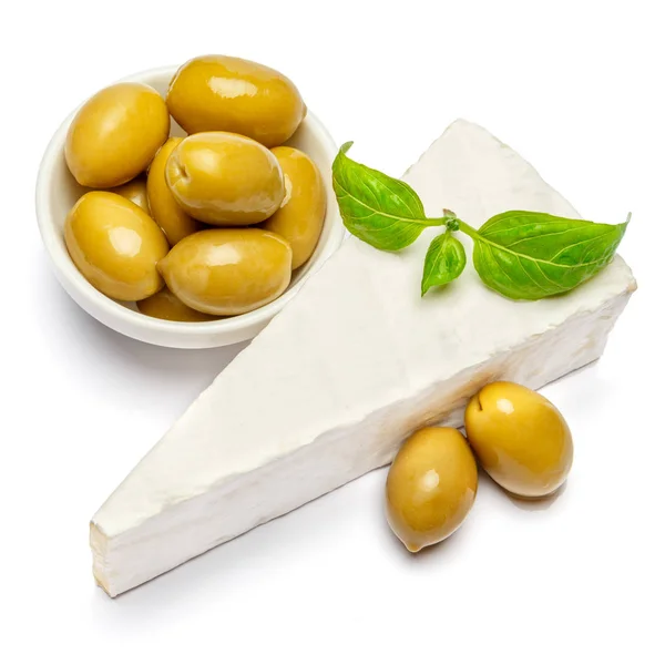 Кусок бри или камамбер сыр и оливки на белом фоне — стоковое фото
