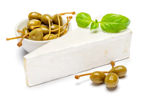 Pedaço de queijo brie ou camambert e alcaparras sobre fundo branco — Fotografia de Stock