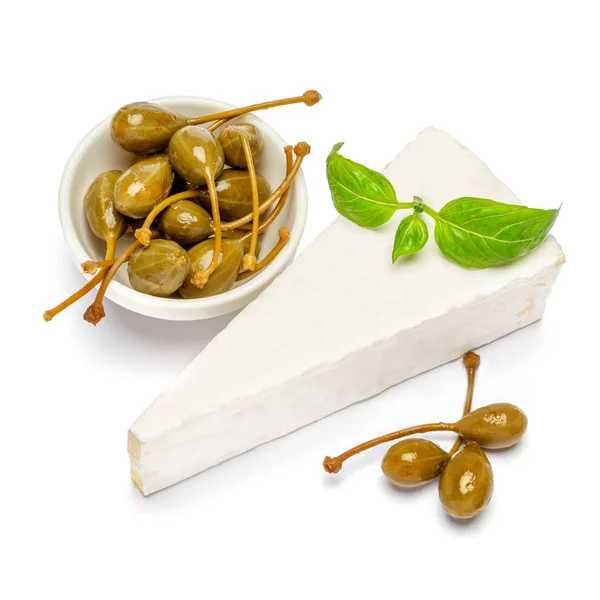 Pedaço de queijo brie ou camambert e alcaparras sobre fundo branco — Fotografia de Stock