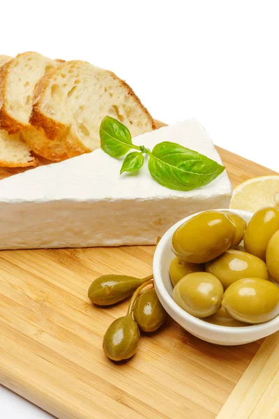 Сыр бри или камамбер и оливки на белом фоне — стоковое фото