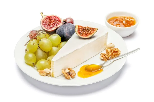 ブリーやメンタイコの白い背景の上のチーズ — ストック写真