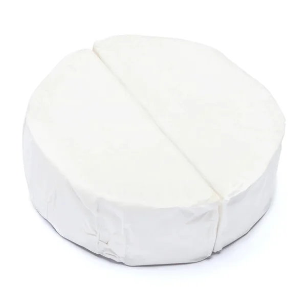 Trozo de queso brie o camambert sobre un fondo blanco — Foto de Stock