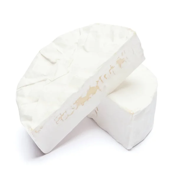 Pedaço de queijo brie ou camambert sobre fundo branco — Fotografia de Stock