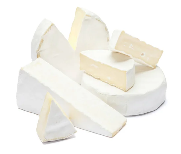 브리 또는 camambert의 더미는 흰색 바탕에 치즈 — 스톡 사진