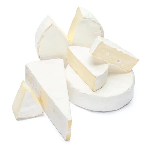 Pilha de queijo brie ou camambert sobre fundo branco — Fotografia de Stock