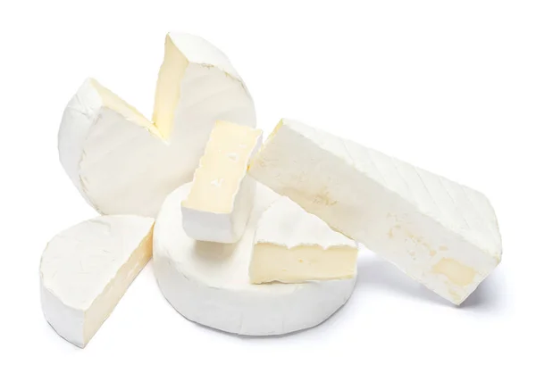 Montón de queso brie o camambert sobre un fondo blanco —  Fotos de Stock
