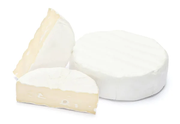 Runder Brie oder Camambert Käse auf weißem Hintergrund — Stockfoto