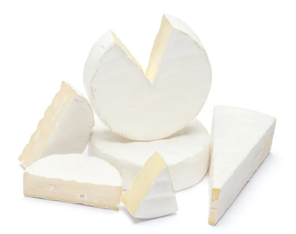 Yığın brie veya camambert peyniri beyaz bir arka plan üzerinde — Stok fotoğraf