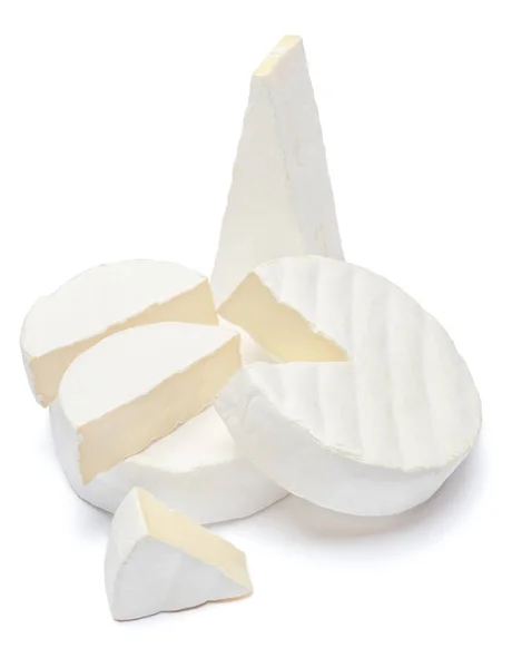 Yığın brie veya camambert peyniri beyaz bir arka plan üzerinde — Stok fotoğraf