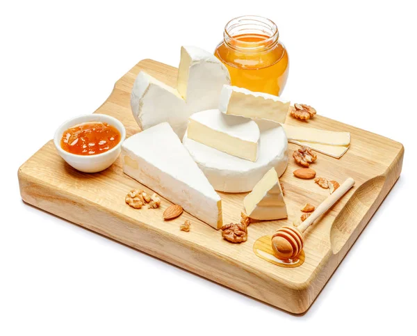 Grămadă de brânză brie sau camambert pe fundal alb — Fotografie, imagine de stoc