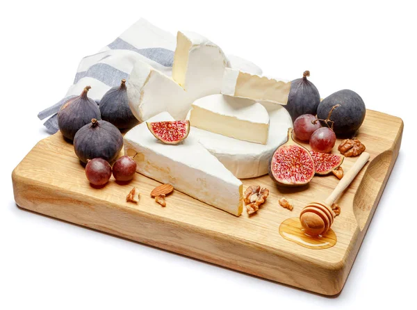 Stapel of camambert en brie kaas op witte achtergrond — Stockfoto