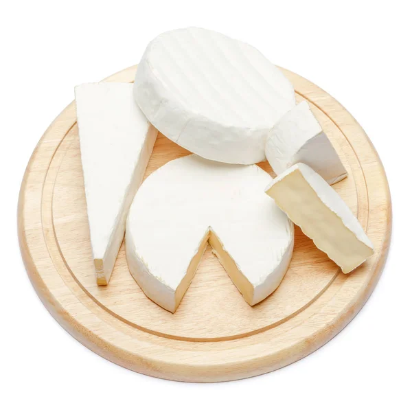Pilha de queijo brie ou camambert sobre fundo branco — Fotografia de Stock