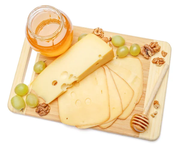 Zwitserse kaas of cheddar en honing op witte achtergrond — Stockfoto