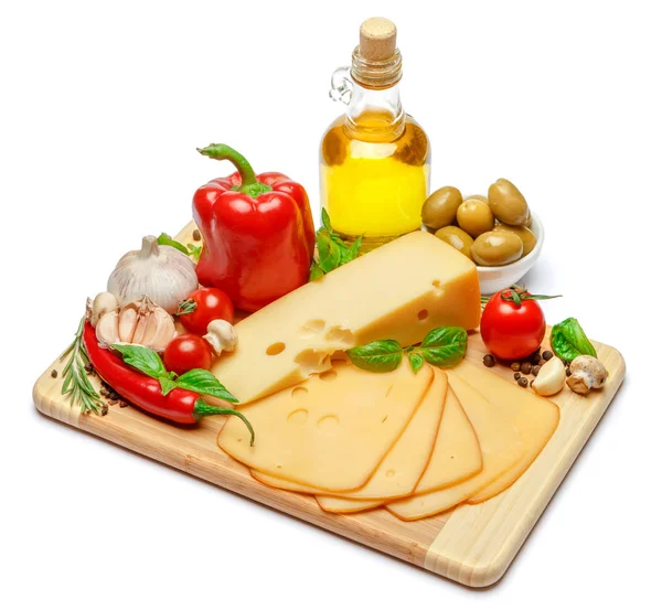 Zwitserse kaas of cheddar en groenten op witte achtergrond — Stockfoto