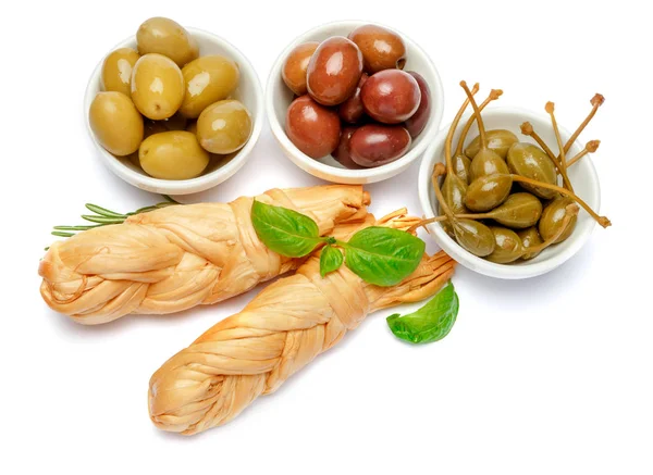 Geräucherter geflochtener Käse und Oliven auf weißem Hintergrund — Stockfoto