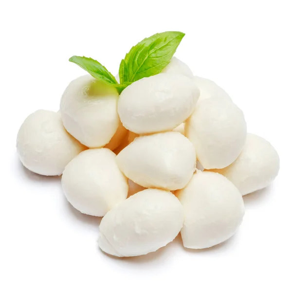 Mozzarella tradizionale italiana e basilico su fondo bianco — Foto Stock